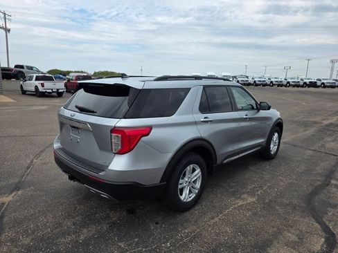 Used 2024 Ford Explorer XLT w/ Equipment Group 202A AWD/4WD image 7