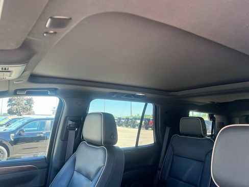 Used 2021 Chevrolet Tahoe Premier w/ Premium Package AWD/4WD image 16