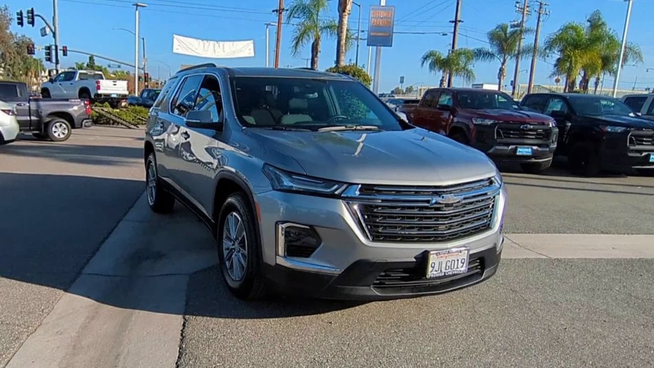 Used 2023 Chevrolet Traverse LT FWD image 2