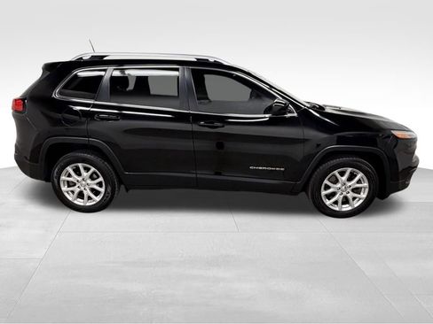 Used 2017 Jeep Cherokee Latitude w/ Cold Weather Group image 42