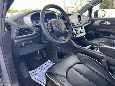 Used 2025 Chrysler Pacifica Limited FWD image 21