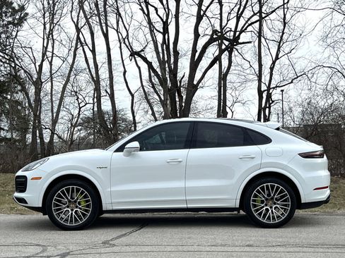 Certified 2023 Porsche Cayenne Platinum Edition image 2