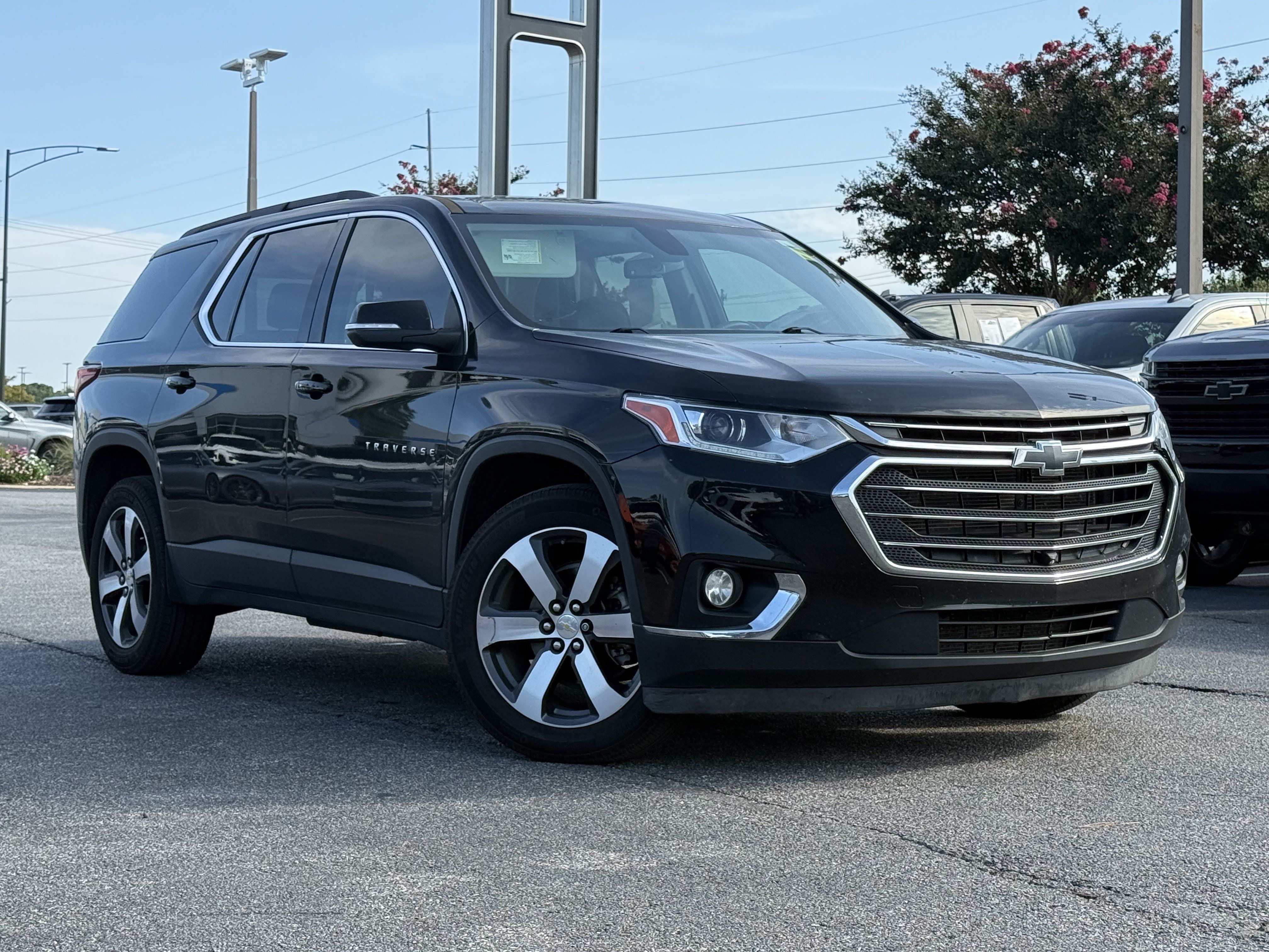 Used 2021 Chevrolet Traverse LT w/ LT Premium Package FWD image 2