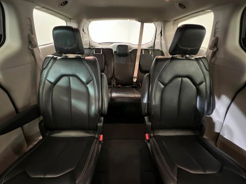 Used 2024 Chrysler Pacifica Touring-L FWD image 25
