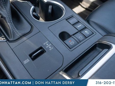 Used 2023 Toyota Highlander XLE FWD image 12