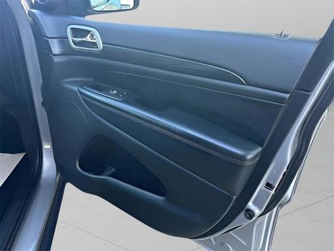 Used 2021 Jeep Grand Cherokee Laredo image 16