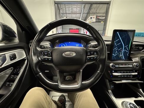 Used 2020 Ford Explorer Platinum w/ Premium Technology Package image 23