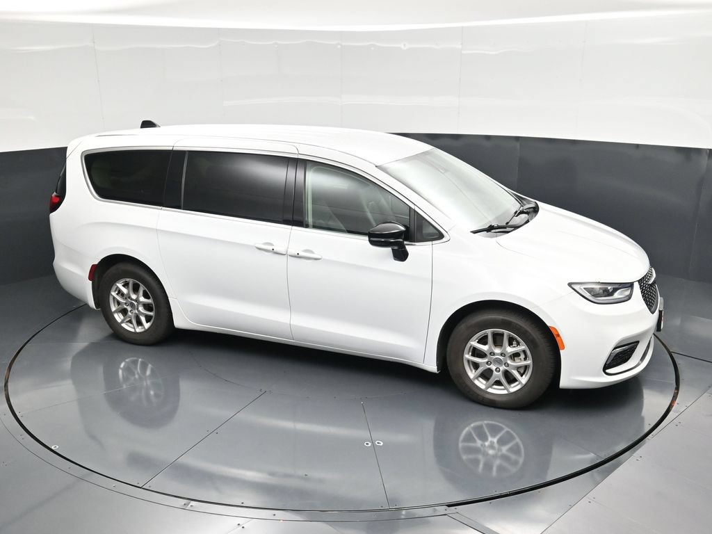 Used 2024 Chrysler Pacifica Touring-L FWD image 38