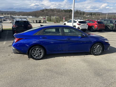 Used 2025 Hyundai Elantra Blue image 8