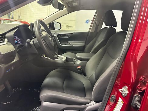 Used 2022 Toyota RAV4 LE image 10