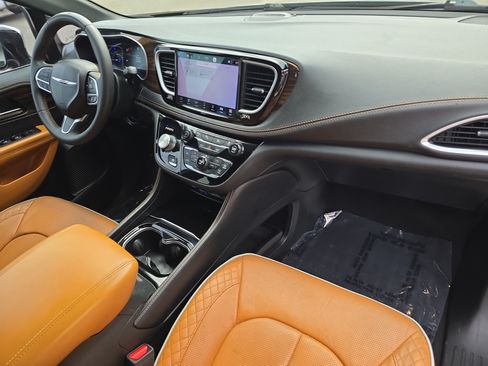 Used 2023 Chrysler Pacifica Pinnacle FWD image 12
