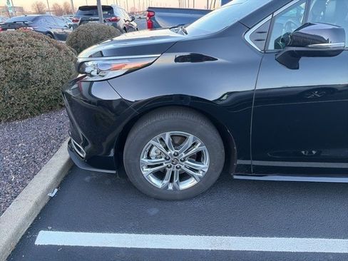 Certified 2023 Toyota Sienna Platinum image 10