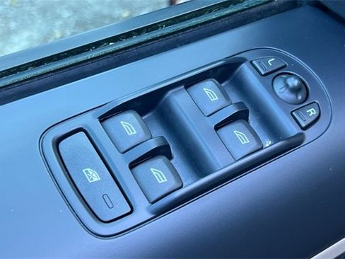 Used 2015 Land Rover LR2 HSE image 12