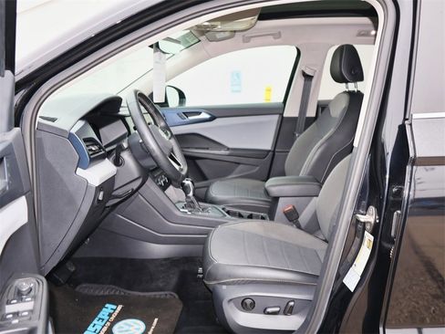 Certified 2022 Volkswagen Taos SE w/ Panoramic Sunroof Package image 11