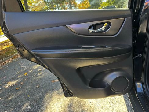 Used 2016 Nissan Rogue SV w/ SV Premium Package image 8