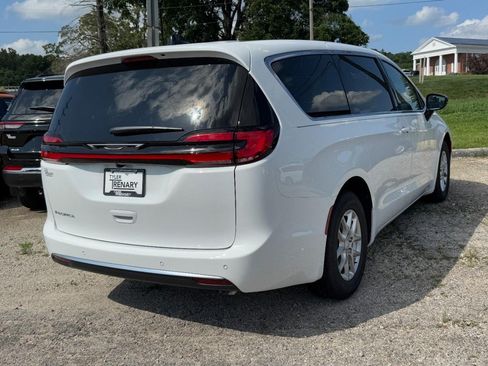 New 2027 Chrysler Pacifica Select FWD image 4