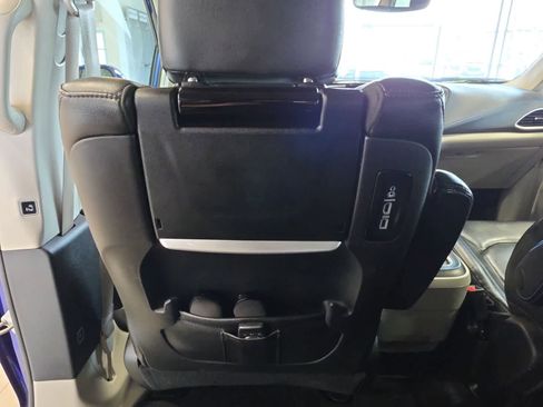 Used 2021 Chrysler Pacifica Touring-L w/ Uconnect Theater Family Group FWD image 28