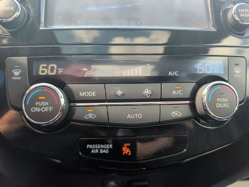 Used 2017 Nissan Rogue SV AWD/4WD image 16