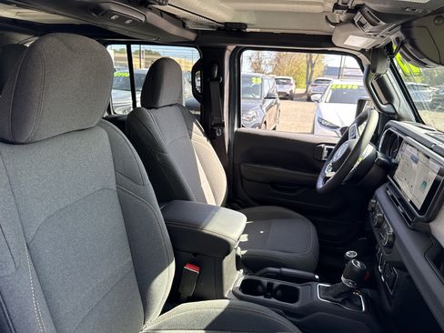 Used 2025 Jeep Wrangler Sahara image 13