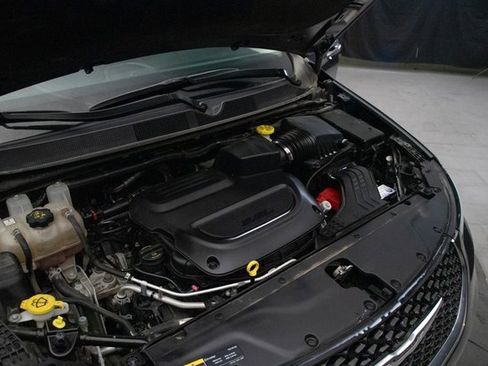 Used 2022 Chrysler Pacifica Touring-L image 29