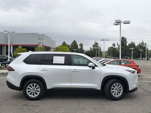 Used 2025 Toyota Grand Highlander FWD image 3