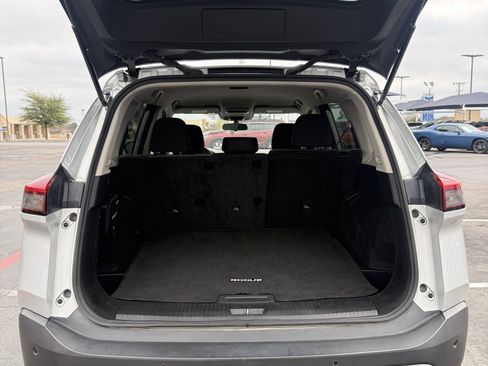 Used 2023 Nissan Rogue SV image 9