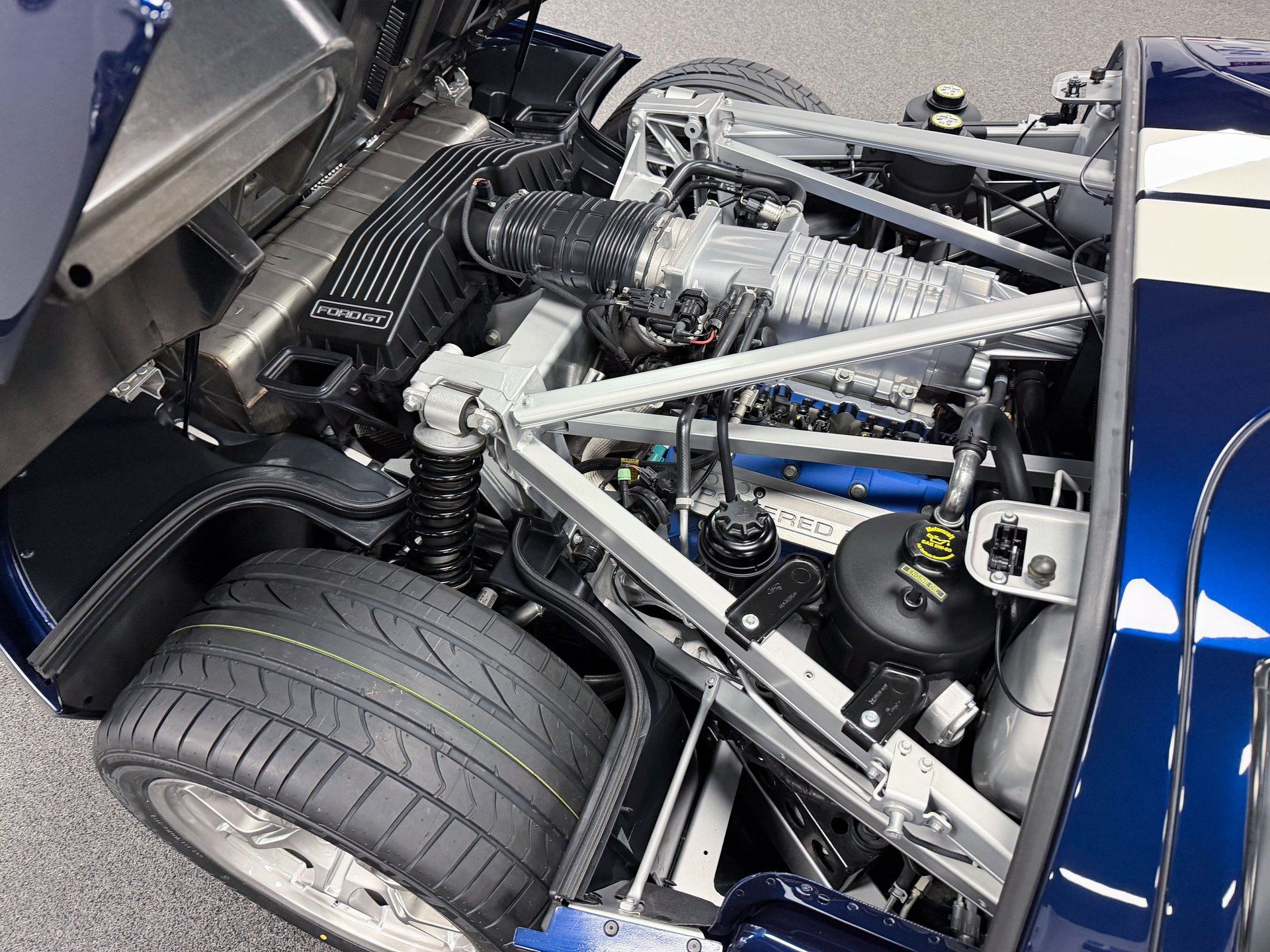 Used 2006 Ford GT RWD image 16