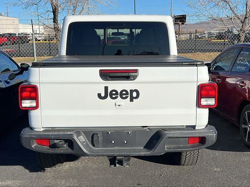 Used 2025 Jeep Gladiator Sport image 2