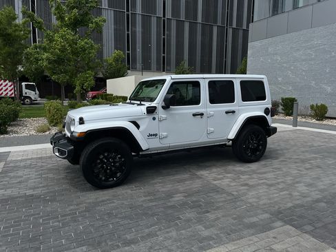 Used 2025 Jeep Wrangler Unlimited Sahara w/ Safety Group AWD/4WD image 2