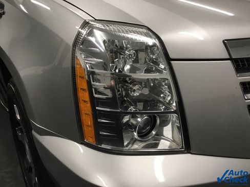 Used 2011 Cadillac Escalade EXT Luxury image 24