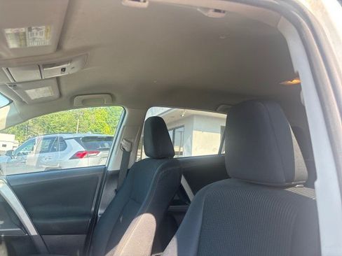 Used 2017 Toyota RAV4 LE FWD image 9