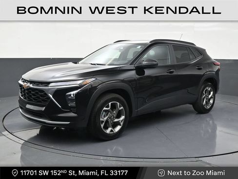 Used 2025 Chevrolet Trax LT FWD image 1