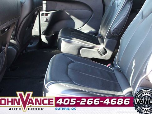 Used 2025 Chrysler Pacifica Limited image 27