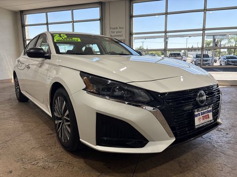 Used 2025 Nissan Altima 2.5 SV FWD image 4