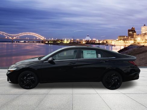 New 2026 Hyundai Elantra SEL Sport FWD image 2