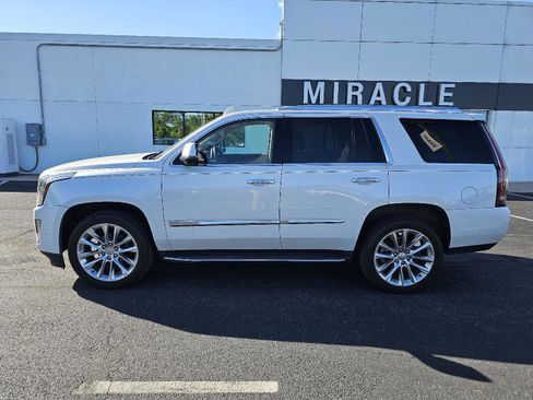 Used 2017 Cadillac Escalade Luxury AWD/4WD image 3
