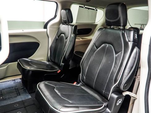 Used 2023 Chrysler Pacifica Limited FWD image 37