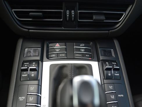 Certified 2021 Porsche Macan AWD/4WD image 22