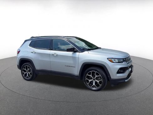 Used 2025 Jeep Compass Limited AWD/4WD image 2