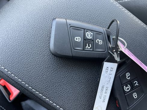 Certified 2025 Volkswagen Taos SE image 33