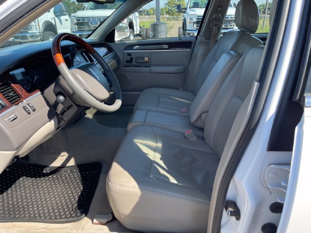 Used 2007 Lincoln Town Car Signature Limited RWD image 9