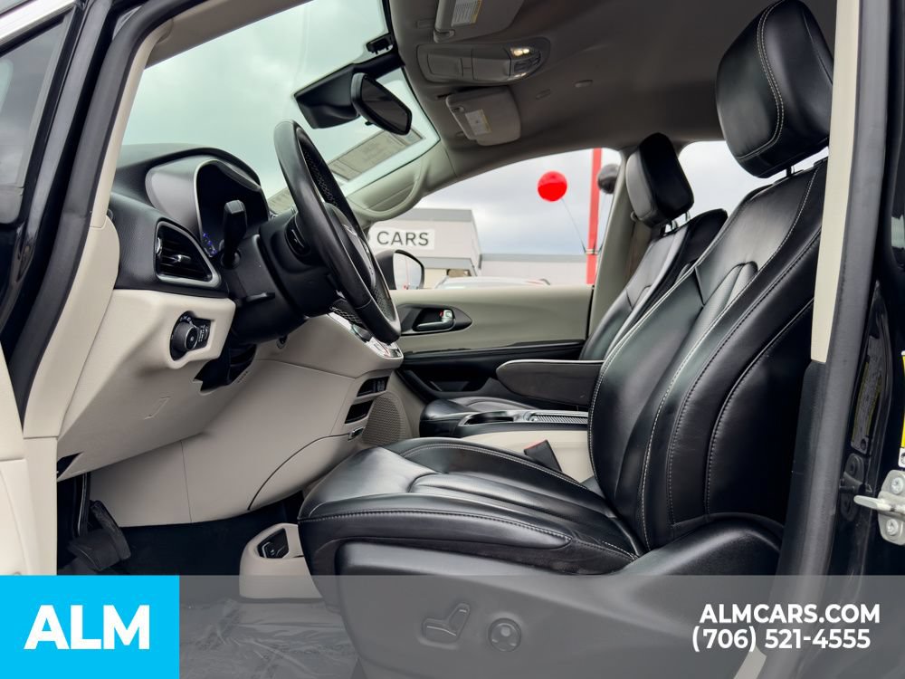 Used 2023 Chrysler Pacifica Touring-L FWD image 10