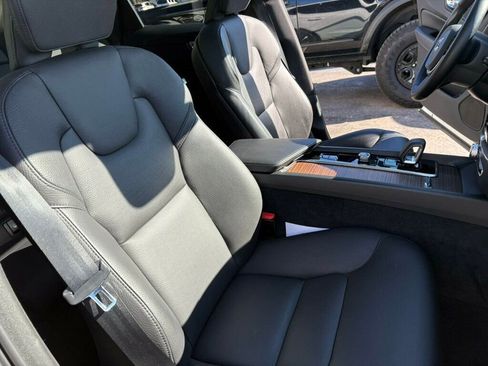 Used 2023 Volvo XC60 B5 Plus image 27