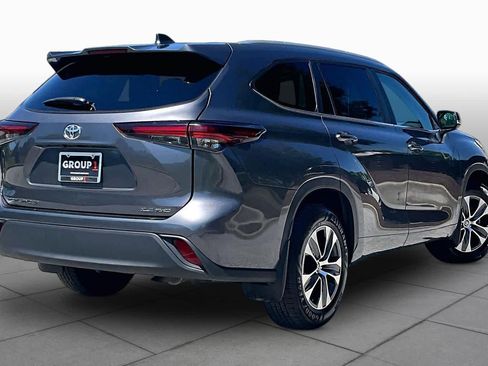 Used 2024 Toyota Highlander XLE AWD/4WD image 13