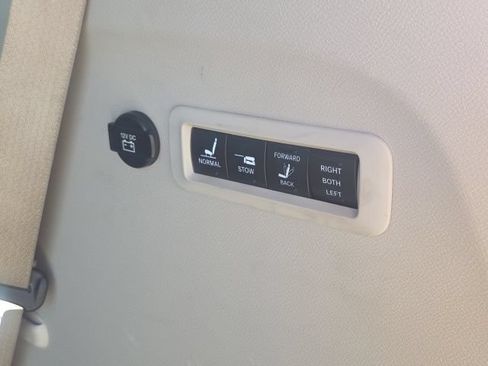 Used 2017 Chrysler Pacifica Limited w/ UConnect Theater Package FWD image 11