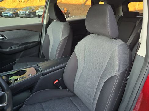 Used 2023 Nissan Rogue SV image 12