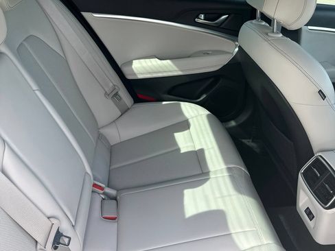 Used 2025 Genesis G70 2.5T RWD image 8