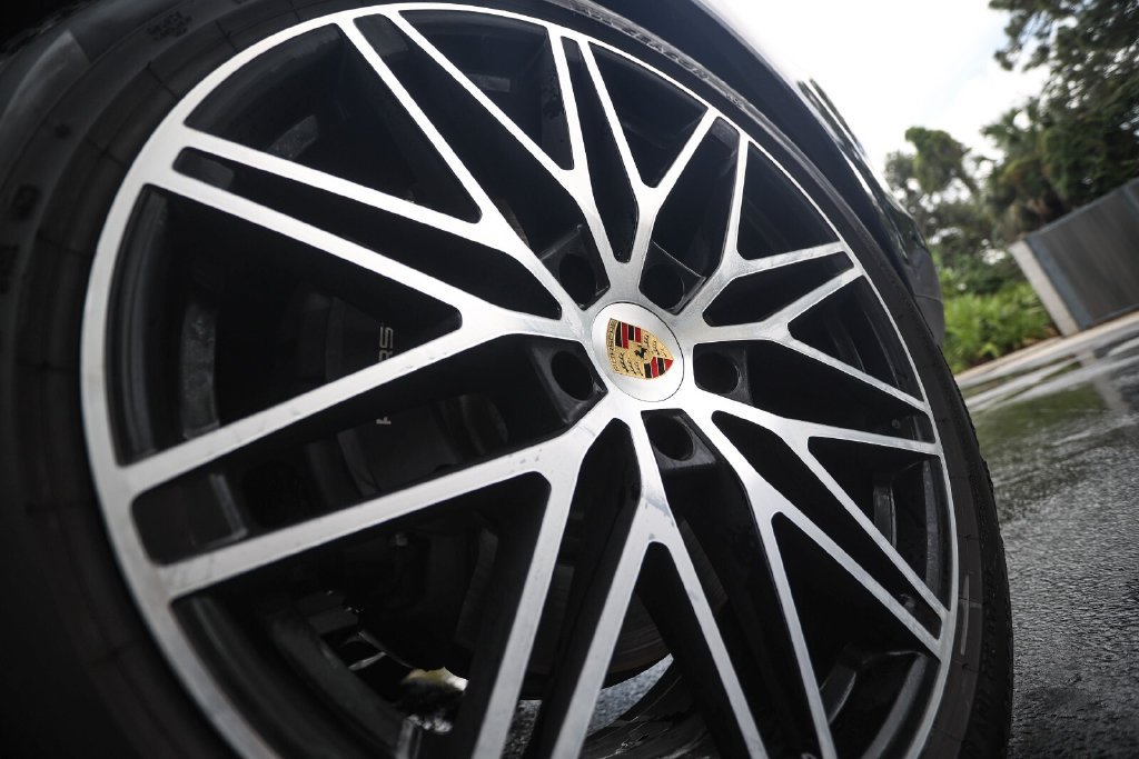Used 2024 Porsche Cayenne Coupe AWD/4WD image 12