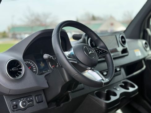 Used 2025 Mercedes-Benz Sprinter 2500 image 19