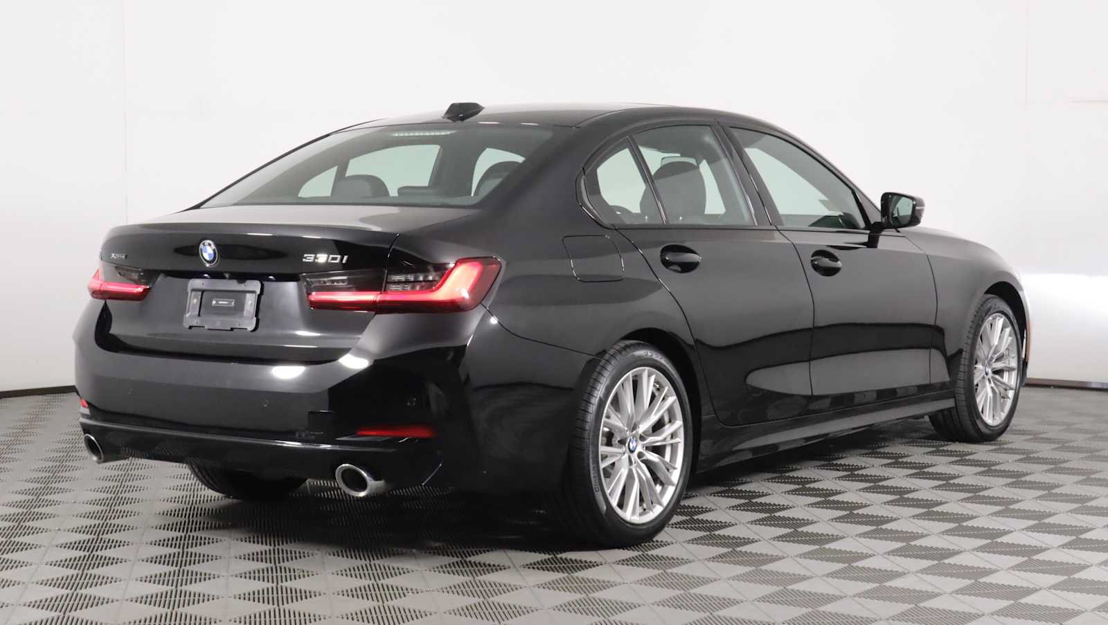 Used 2023 BMW 330i xDrive Sedan w/ Premium Package AWD/4WD image 5